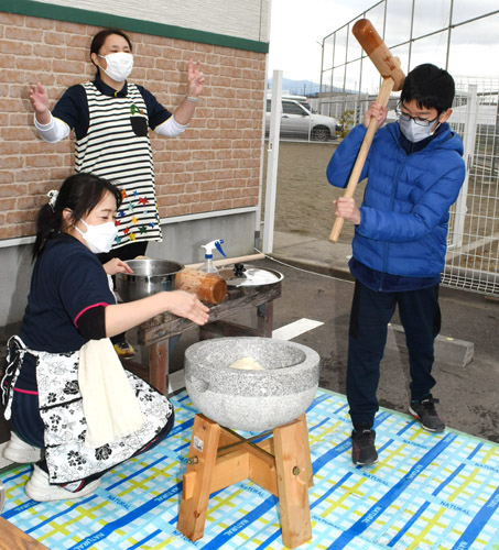 web◎P説・広域学童どんぐりの家が餅つき 就労支援の利用者と楽しむ