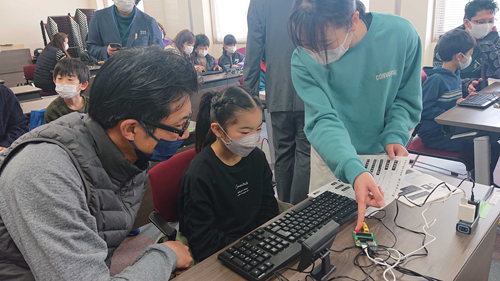 web◎P説・児童らプログラミングロボット体験