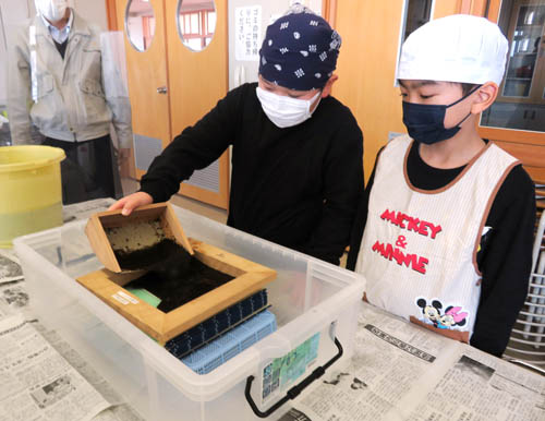 web09◎P説・児童ら手作業ノリすき体験 水産教室出前授業