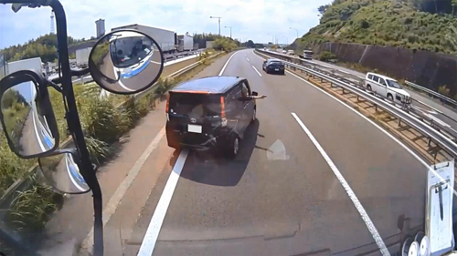 web社面・男性のドライブレコーダーに記録されていたあおり運転の様子(県警提供)