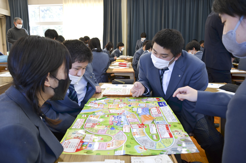 ゲーム通じて金融経済学ぶ　津財務事務所出前授業、昴学園高生徒