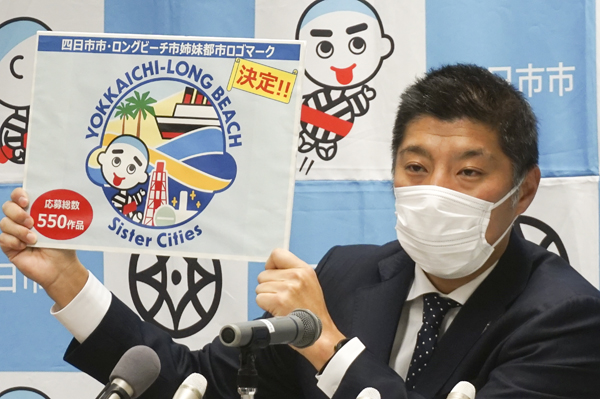 web02◎P説・◎四日市市長会見 四日市市・ロングビーチ市姉妹都市ロゴマークが完