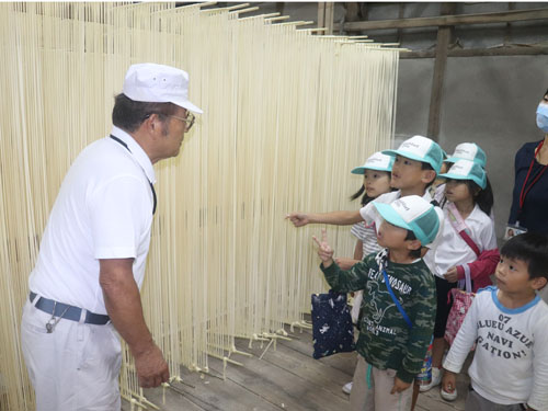 web・製麺所 質問する児童1