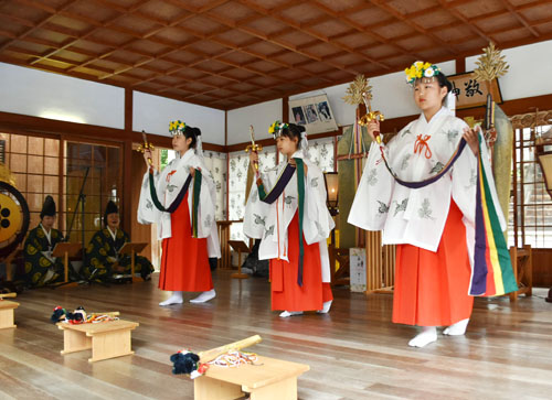 web◎P説・倭白山比咩神社春季例大祭で倭小の女児三人が稚児の舞奉納