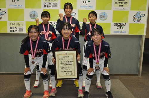 web02◎P説・鈴鹿市・ソフトボール全国大会で三位入賞の県選抜チーム選手らが表敬