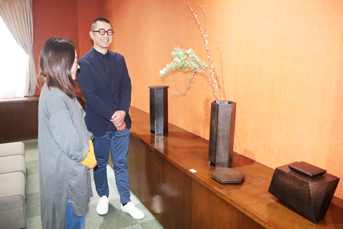 web09◎P説・四日市 津の陶芸家高山さん個展開く