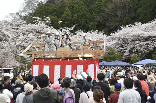web08◎P説・第27回榊原温泉さくらま祭りにぎわう