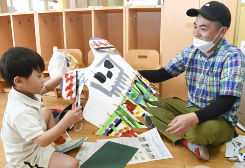 web09◎P説・津こども園で親子が段ボールのよろい手作り