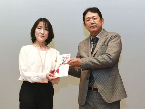 web08おぎゃー献金贈呈式で伊勢市の施設に遊具代48万余
