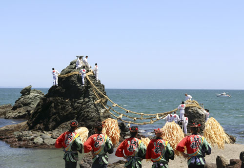 web◎P説・二見興玉神社で夫婦岩の大しめ縄張り替え1