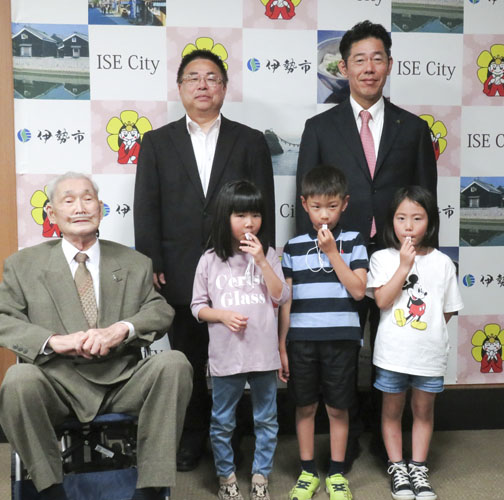 web10◎P説・一年生に防犯用ホイッスル贈る 生安協会