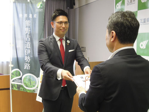 web02◎P説・熊野古道に活用を、河田フェザーが県に寄付