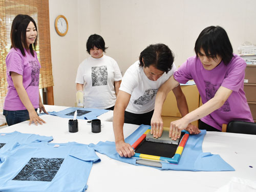 web就労支援「風早の郷」がアジサイTシャツ製作風景