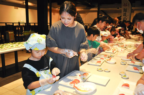 web15◎P説・鈴鹿市・源氏食堂で親子らがすしづくりを体験