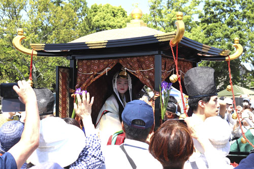 web01◎P説・斎王役を務める三田さん=明和町斎宮で