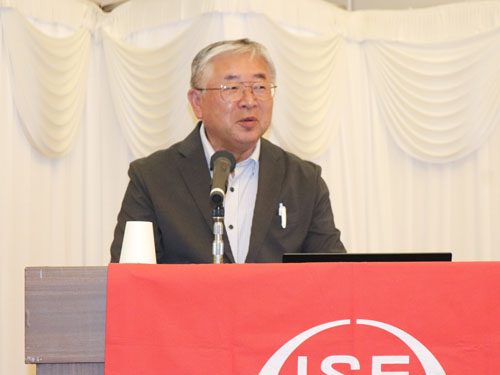 web15◎P説・伊勢新聞政経懇話会で講演する三石氏=津市新町のプラザ洞津で
