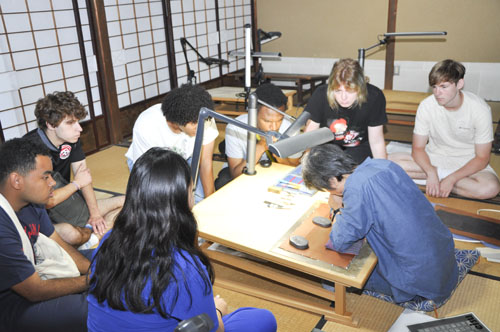 web09◎P説・鈴鹿・交換留学の米大学生ら十三人が鈴鹿で伝統工芸を学ぶ