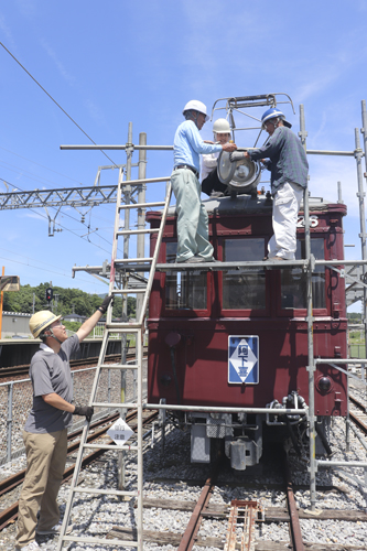 web15◎P説・いなべ 市民グループが木造電車の屋根の張り替え前の準備作業に取り