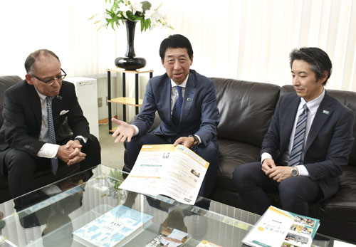 web08◎P説・明治安田の武岡東海地域リレーション本部長ら本社で取り組み紹介
