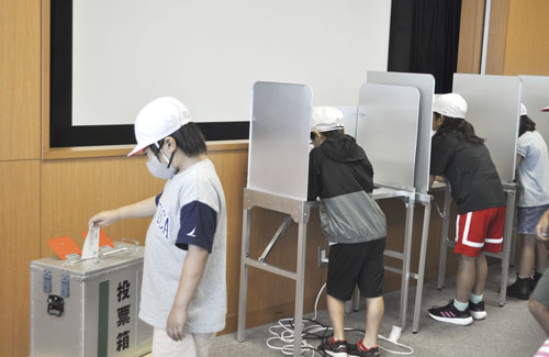 web07◎P説・鈴鹿市・加佐登小の三年生が模擬投票体験