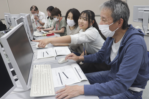web08◎P説・四日市 四日市商業高校で地域の人に向けたパソコン教室好評1