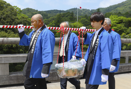 web08◎P説・大内山川のぼり鮎を伊勢神宮に奉納