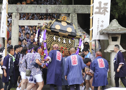 web01◎P説・松阪神社を出発するみこし=松阪市殿町で