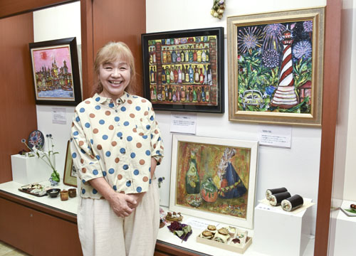 web09◎P説・菓子の館とねギャラリーで津市出身田中紀子さん絵画と陶芸の個展