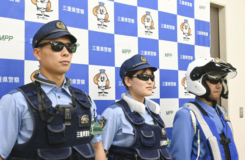 web15_警察官サングラス着用