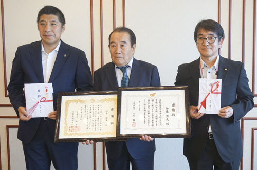web08◎P説・◎学校図書充実に2年間で651万円 伊藤製作所の伊藤会長が県と四