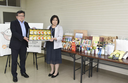 web08◎P説・藤田医科大七栗記念病院が市社協久居支部に食品や日用品寄贈