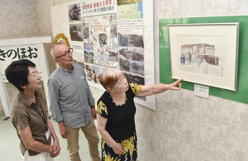 web09◎P説・川西みどりさんが大井公民館に軽便鉄道の絵画寄贈