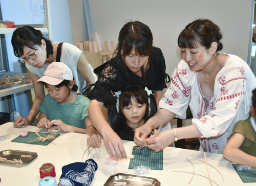 web07◎P説・久居アルスプラザで「夏休み!子ども広場」にぎわう