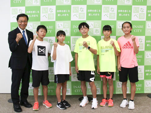 web07◎P説・◎陸上競技の東海大会に出場する市内の小中学生らが市長表敬訪問 い