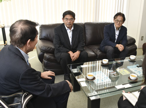 web09◎P説・総務省中部管区行政評価局長の竹中氏が本社来訪し新任あいさつ