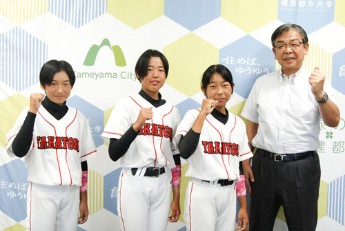 web09◎P説・三重高虎ガールズ3選手が亀山市長表敬訪問