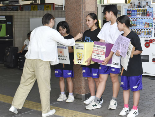 web15◎P説・市内バスケ部員が五駅で交通災害募金呼びかけ