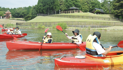 web07◎P説・亀山サンシャインパーク高塚池でカヌー体験