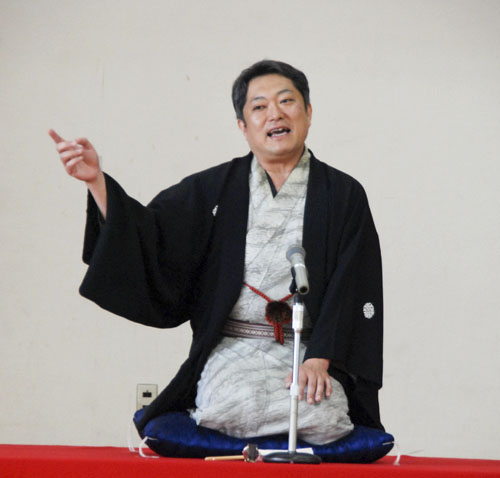 web09◎P説・落語家、林家菊丸氏 市内4小学校で落語披露