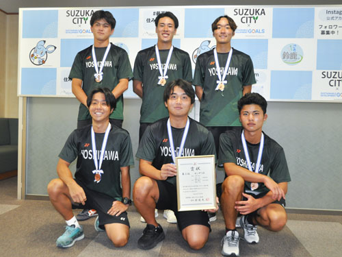 web07◎P説・鈴鹿市・全国大会三位でヨシザワソフトテニス実業団が表敬