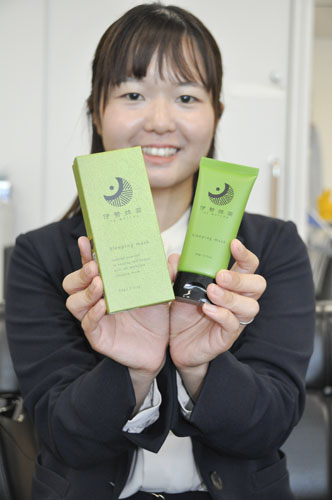 web06◎P説・鈴鹿市・伊勢抹茶スリーピングパックの商品化に伴う表敬