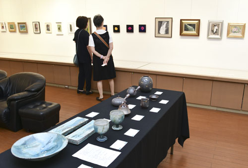 web09◎P説・松菱画廊でウクライナ傷病者支援のチャリティー展