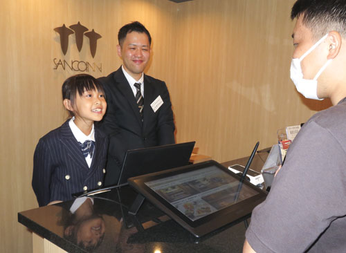 web10◎P説・児童らホテルお仕事体験三交イン伊勢駅前別館