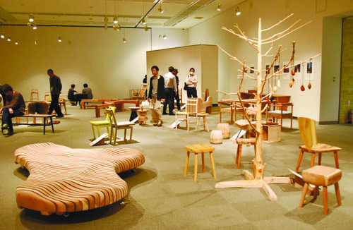 web09◎P説・県民ギャラリーで「三重の木の椅子展4」始まる