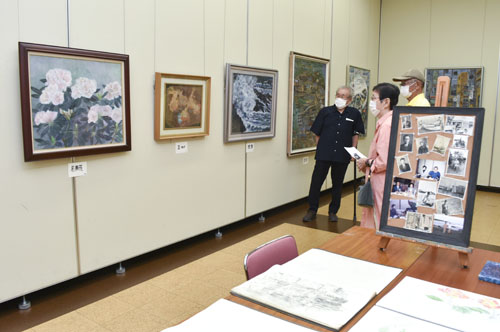 web09◎P説・アスト津で安保隆さん遺作展 大小の日本画や故人の写真