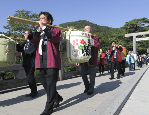 web10◎P説・県酒造組合 伊勢神宮内宮に清酒奉納