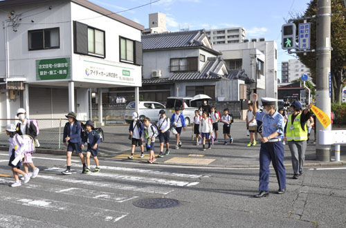 web08◎P説・四日市・全国地域安全運動初日に南署が管内小全通学路早朝街頭指導