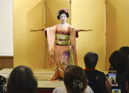 web09◎P説・松菱で第三十九回京都展始まる 県出身舞妓の小絹さん京舞披露