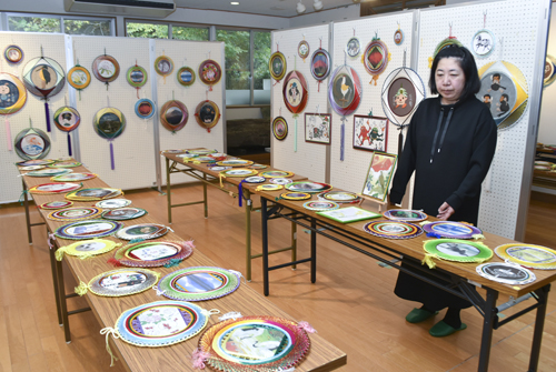 web09◎P説・美里ふるさと資料館で小山貞介さんリリアン額縁遺作展