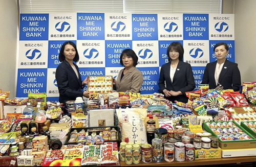 web08◎P説・◎桑名三重信金が桑名市社協に食料品などを贈呈